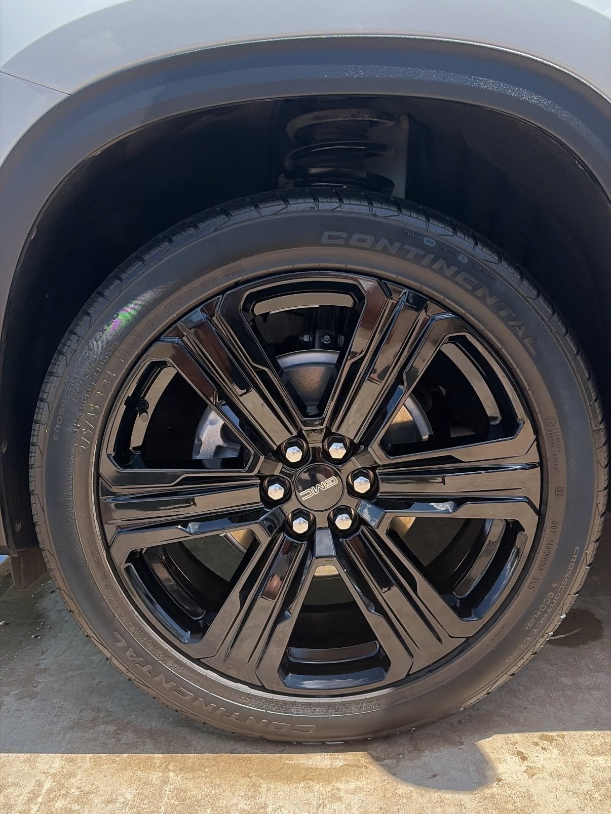 Polished black wheel after detailing